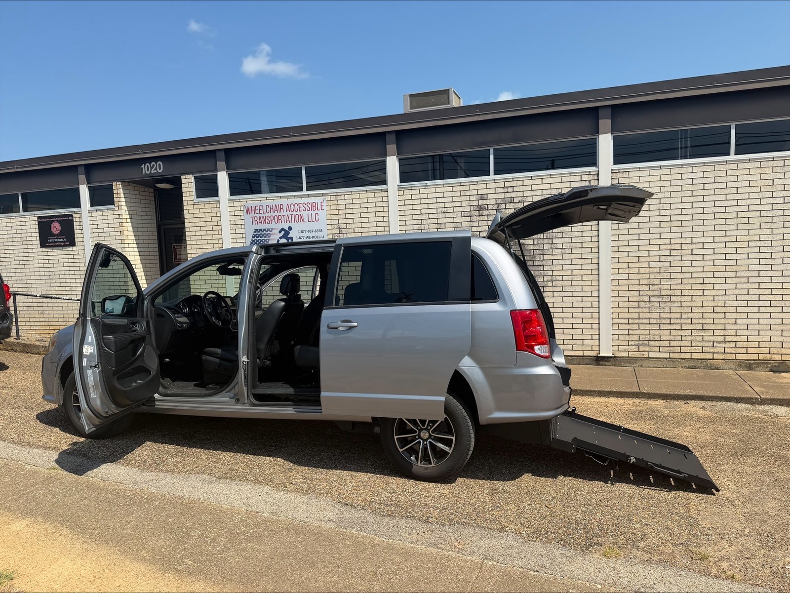Wheelchair Van Rental 0783 Side View Ramp Deployed